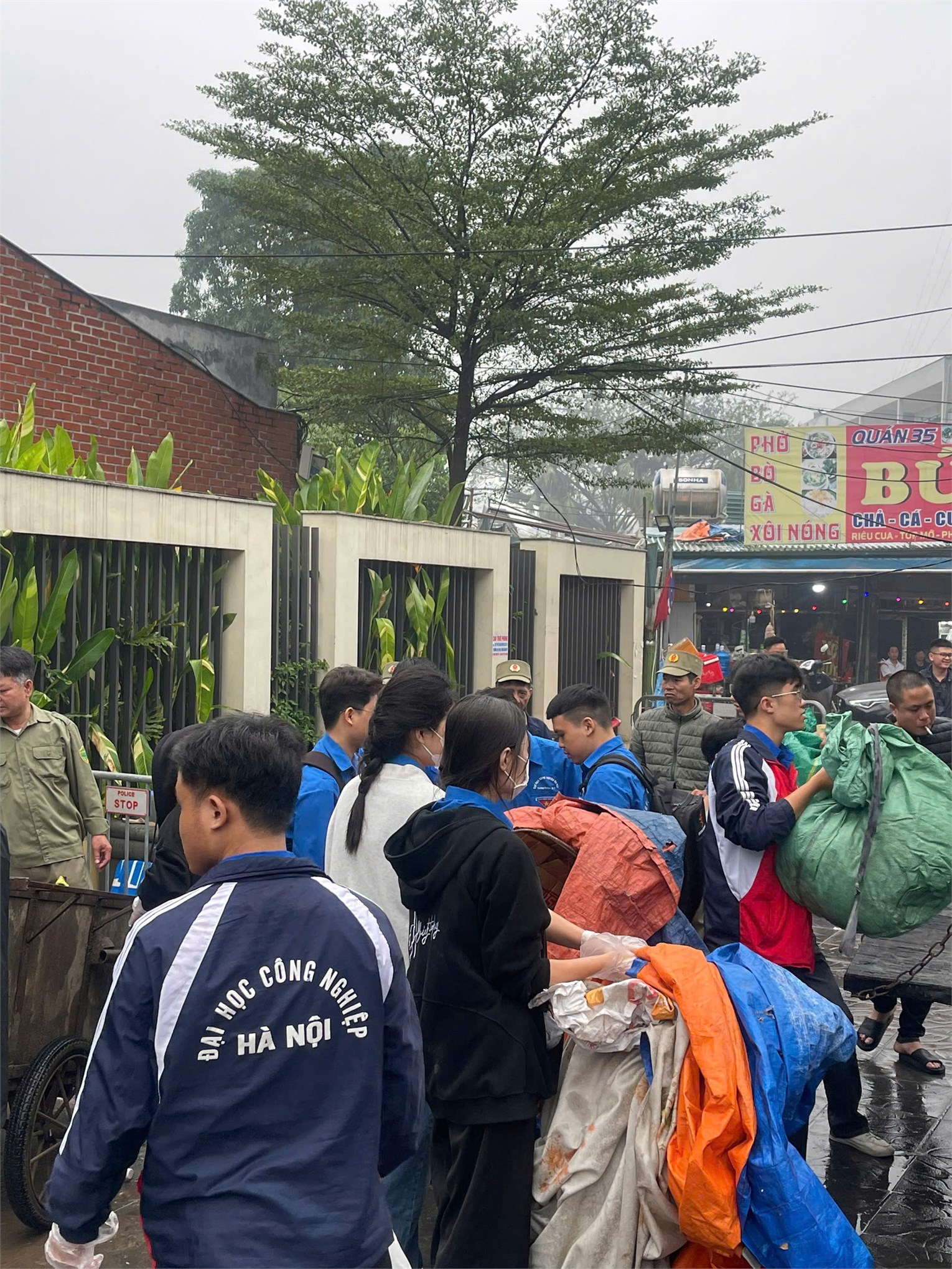 Tuổi trẻ HaUI đồng hành cùng công an phường Tây Tựu vì những tuyến phố văn minh, sạch đẹp