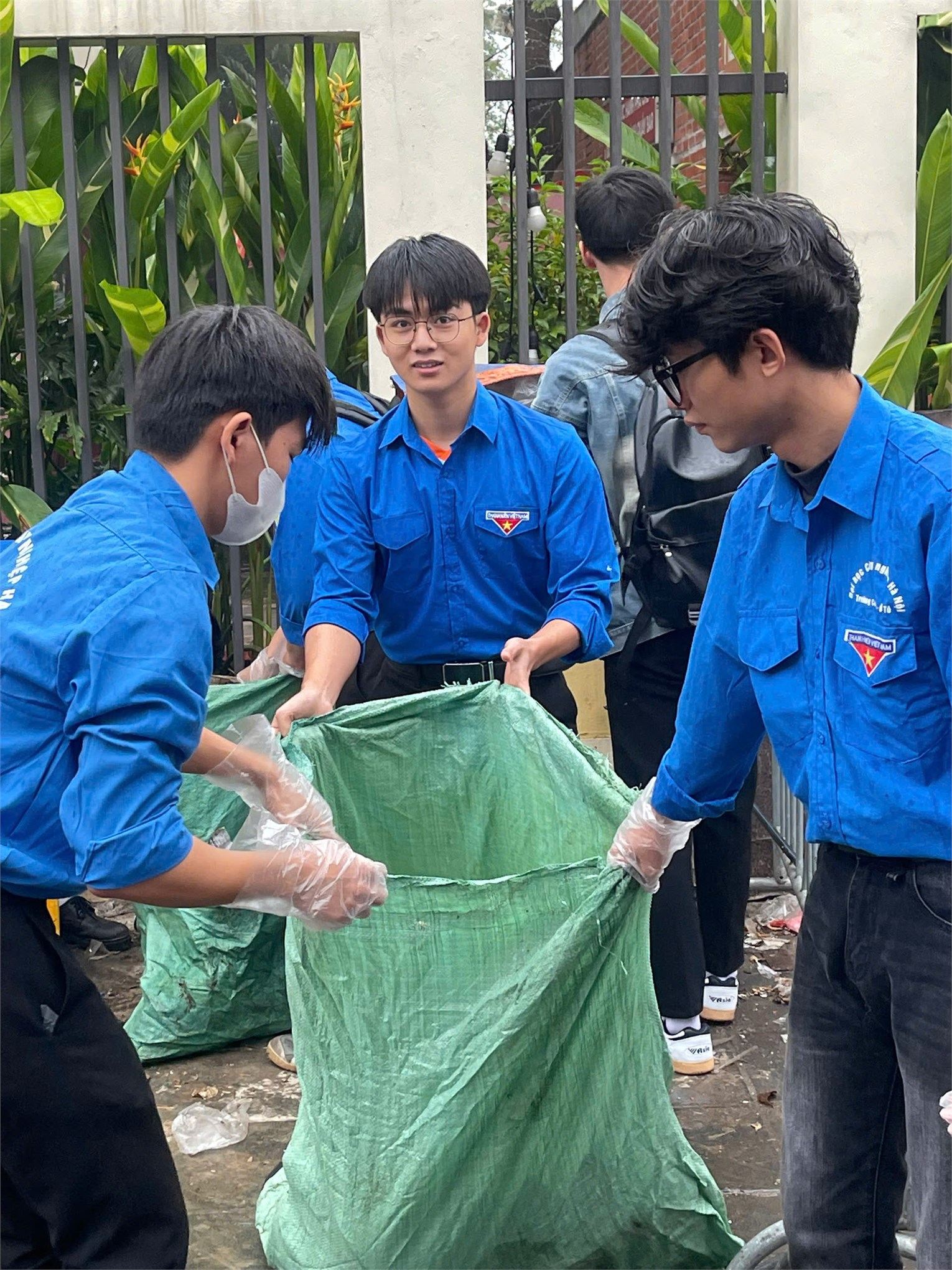 Tuổi trẻ HaUI đồng hành cùng công an phường Tây Tựu vì những tuyến phố văn minh, sạch đẹp