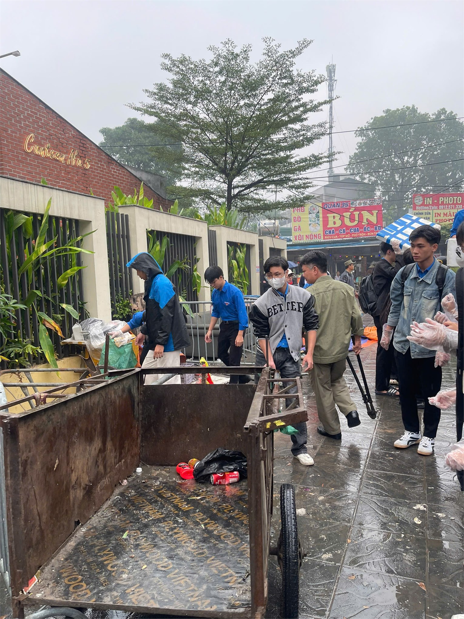 Tuổi trẻ HaUI đồng hành cùng công an phường Tây Tựu vì những tuyến phố văn minh, sạch đẹp