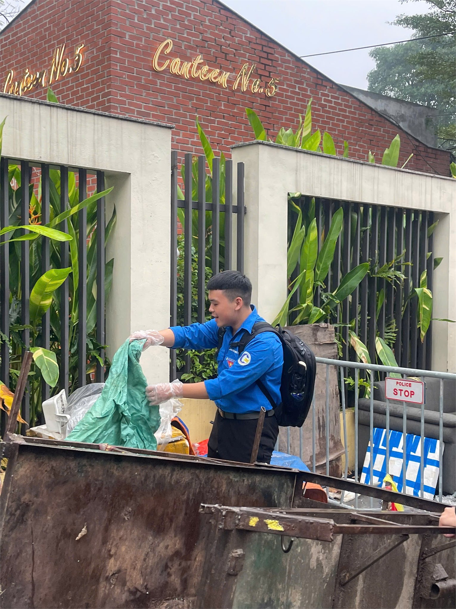 Tuổi trẻ HaUI đồng hành cùng công an phường Tây Tựu vì những tuyến phố văn minh, sạch đẹp