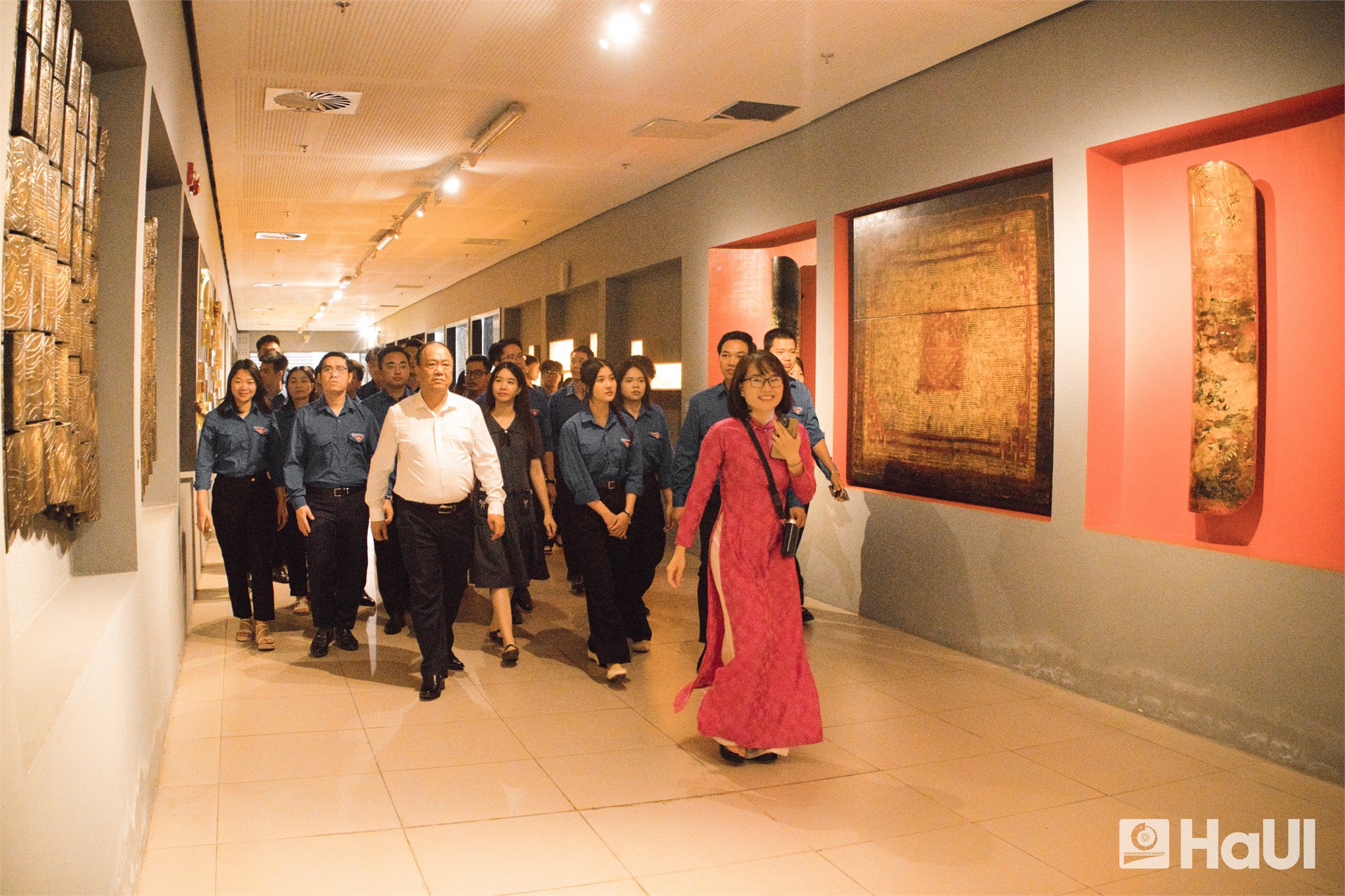 Tuổi trẻ HaUI tham quan Tòa nhà Quốc hội