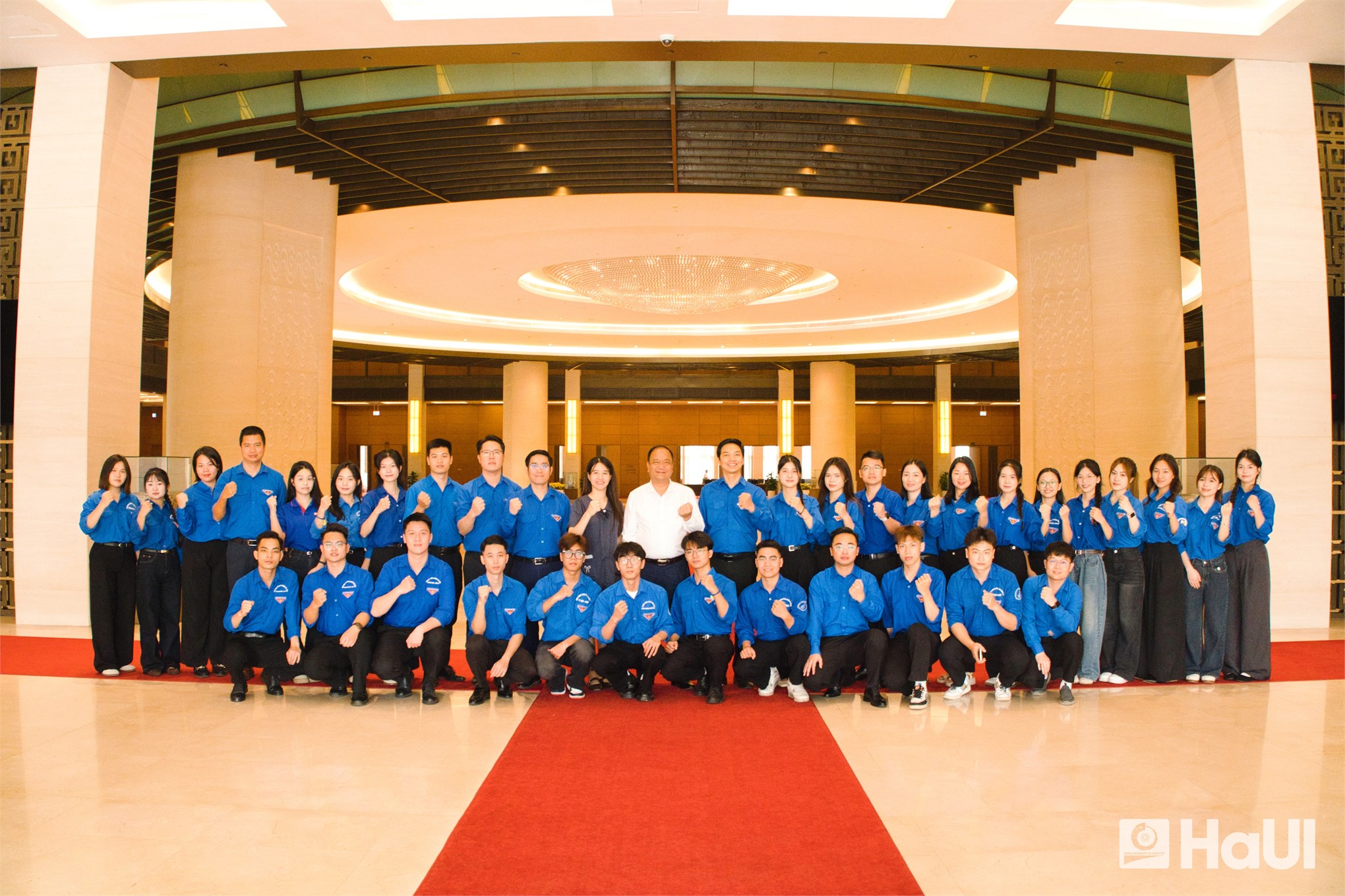 Tuổi trẻ HaUI tham quan Tòa nhà Quốc hội