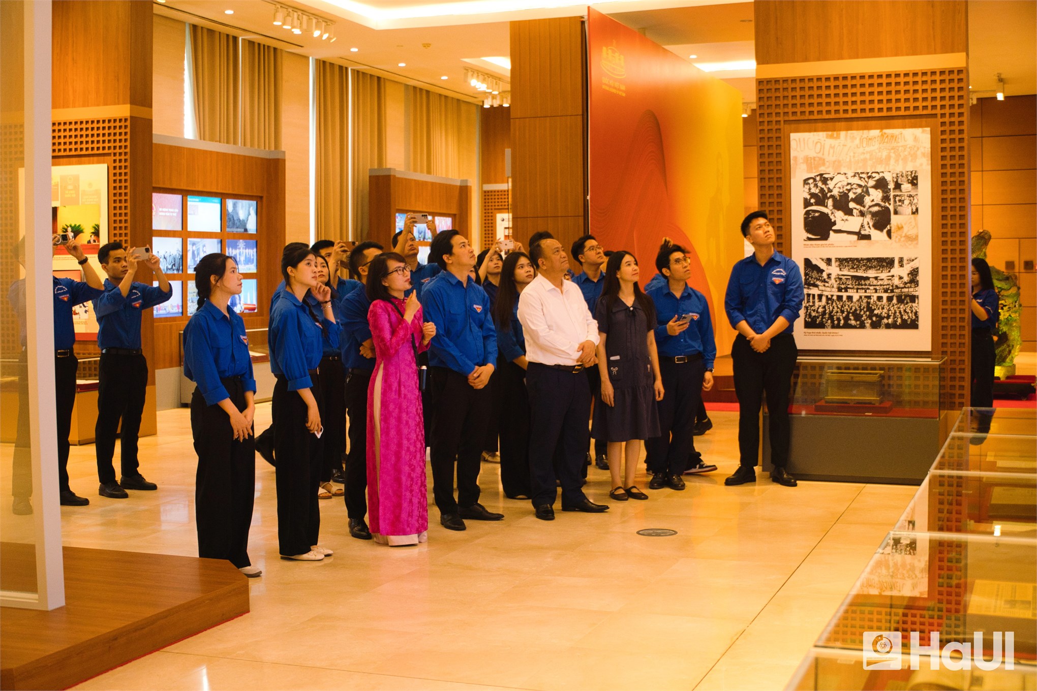 Tuổi trẻ HaUI tham quan Tòa nhà Quốc hội