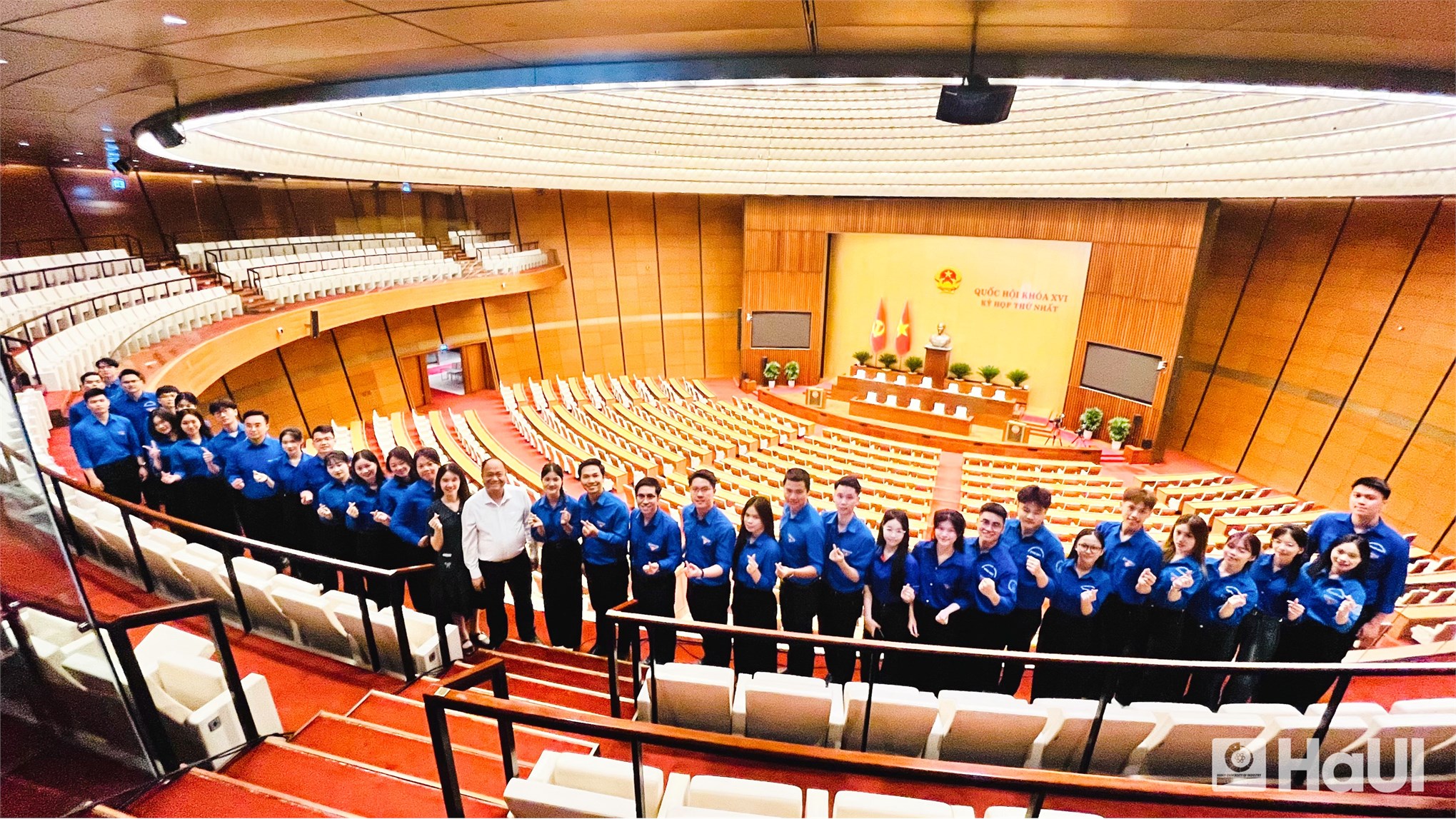 Tuổi trẻ HaUI tham quan Tòa nhà Quốc hội