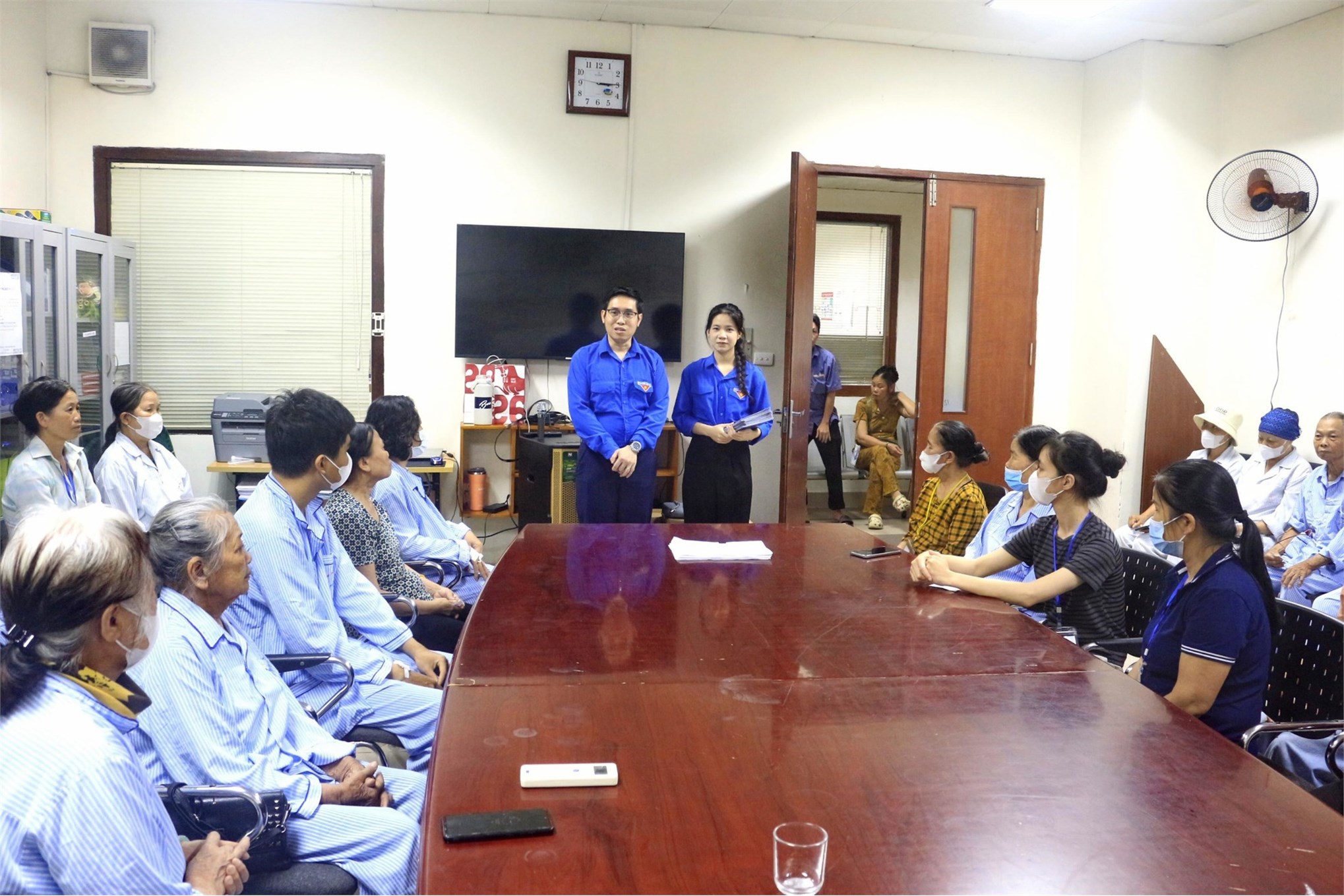 Tuổi trẻ Đại học Công nghiệp Hà Nội trao tặng các suất quà cho bệnh nhân tại Viện huyết học truyền máu TW