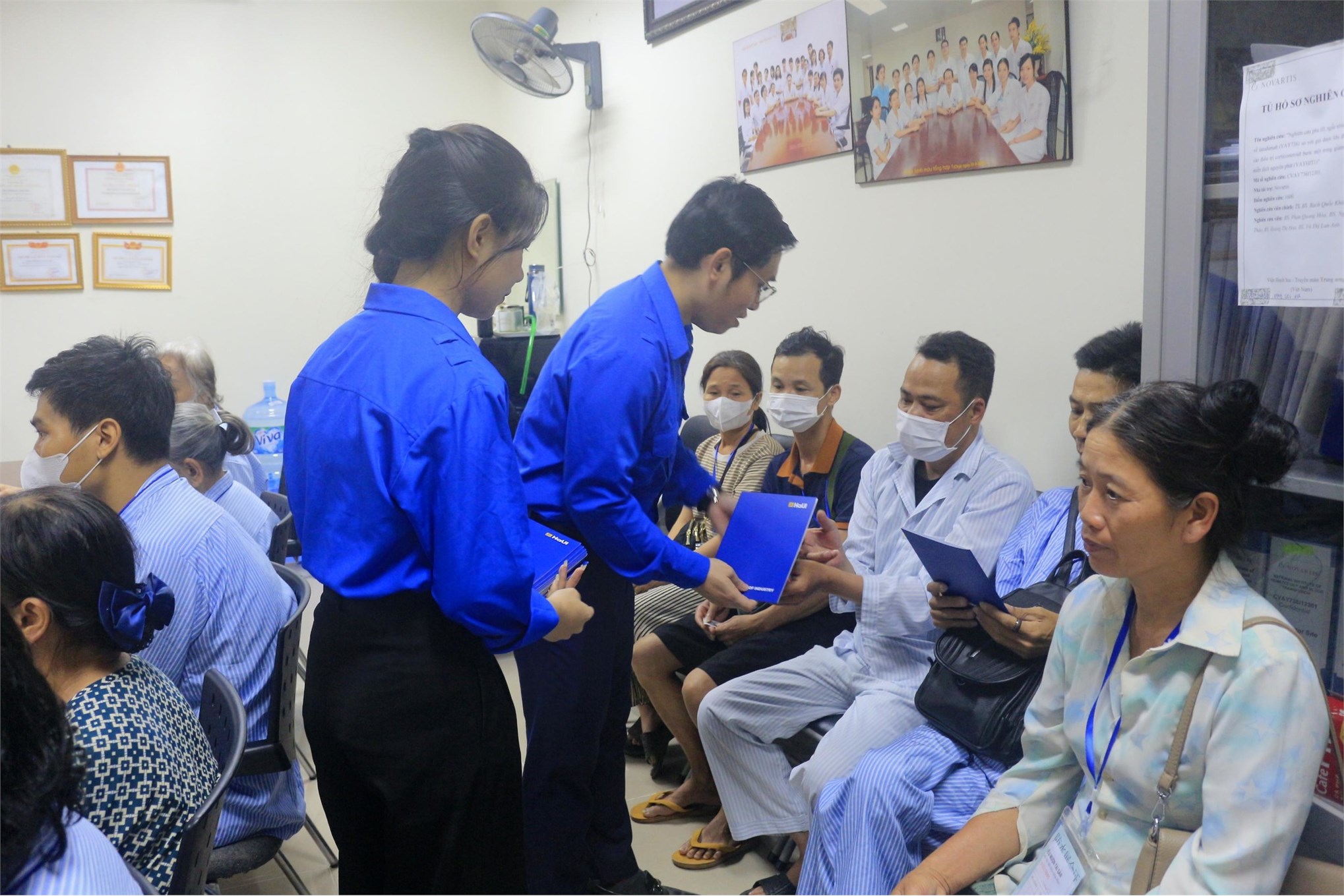 Tuổi trẻ Đại học Công nghiệp Hà Nội trao tặng các suất quà cho bệnh nhân tại Viện huyết học truyền máu TW