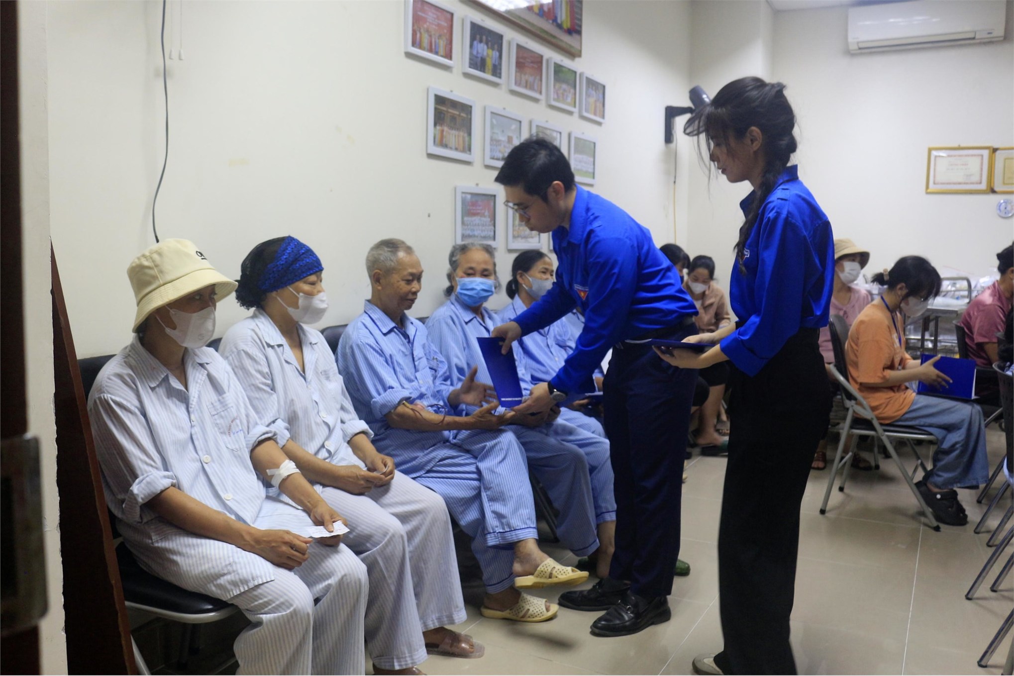 Tuổi trẻ Đại học Công nghiệp Hà Nội trao tặng các suất quà cho bệnh nhân tại Viện huyết học truyền máu TW