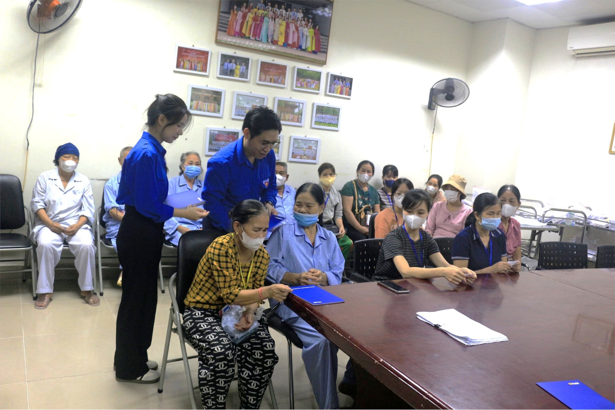 Tuổi trẻ Đại học Công nghiệp Hà Nội trao tặng các suất quà cho bệnh nhân tại Viện huyết học truyền máu TW