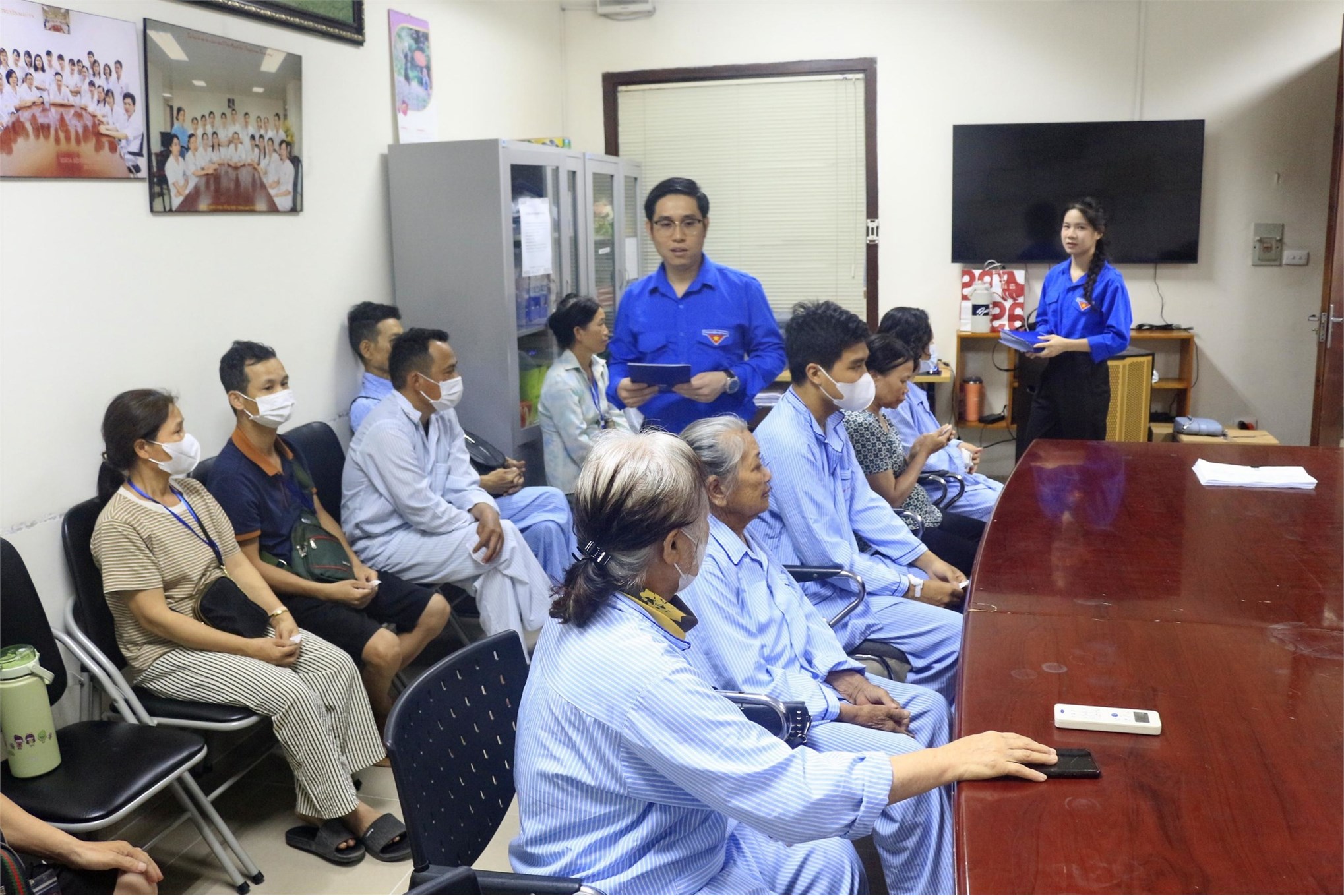 Tuổi trẻ Đại học Công nghiệp Hà Nội trao tặng các suất quà cho bệnh nhân tại Viện huyết học truyền máu TW