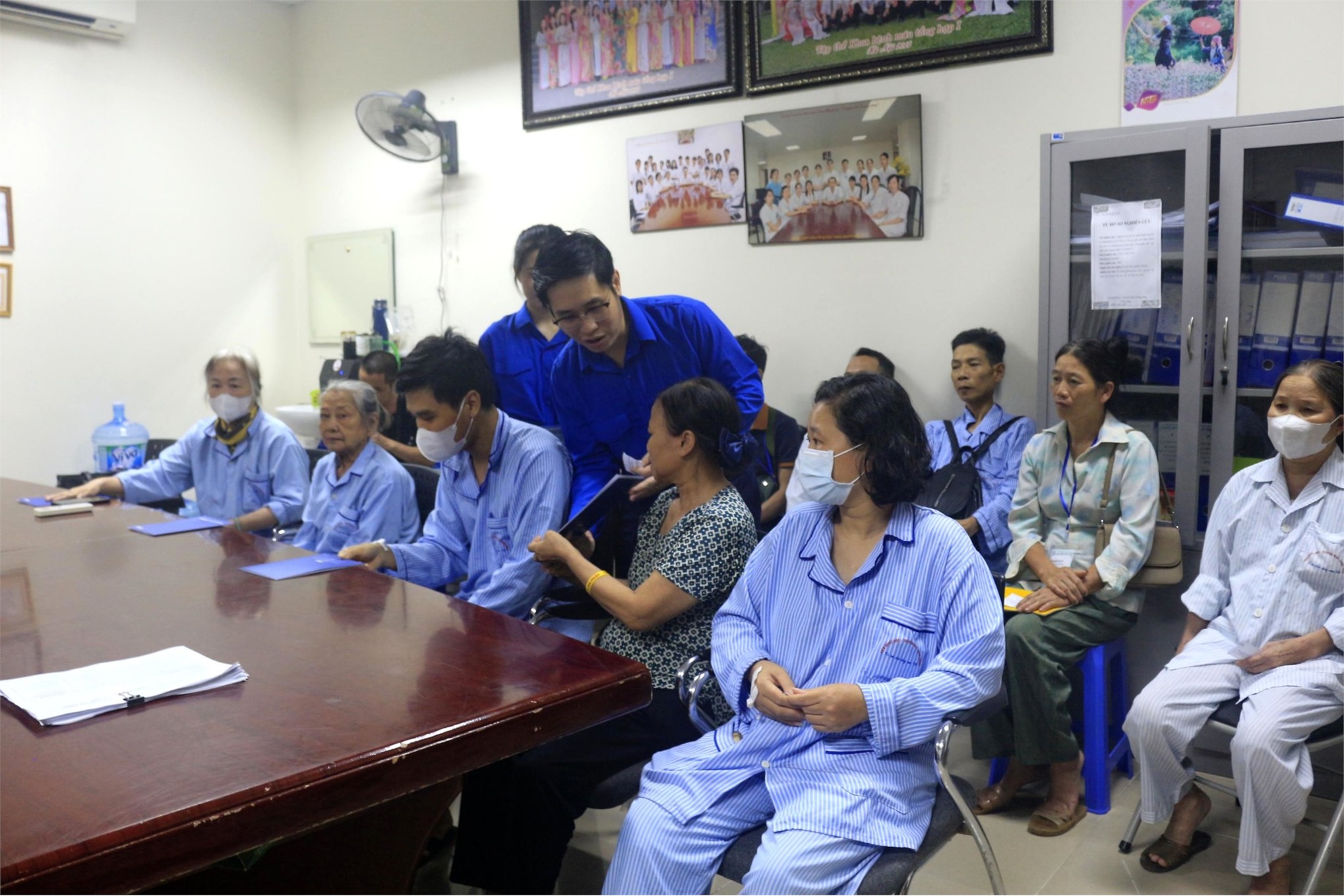 Tuổi trẻ Đại học Công nghiệp Hà Nội trao tặng các suất quà cho bệnh nhân tại Viện huyết học truyền máu TW