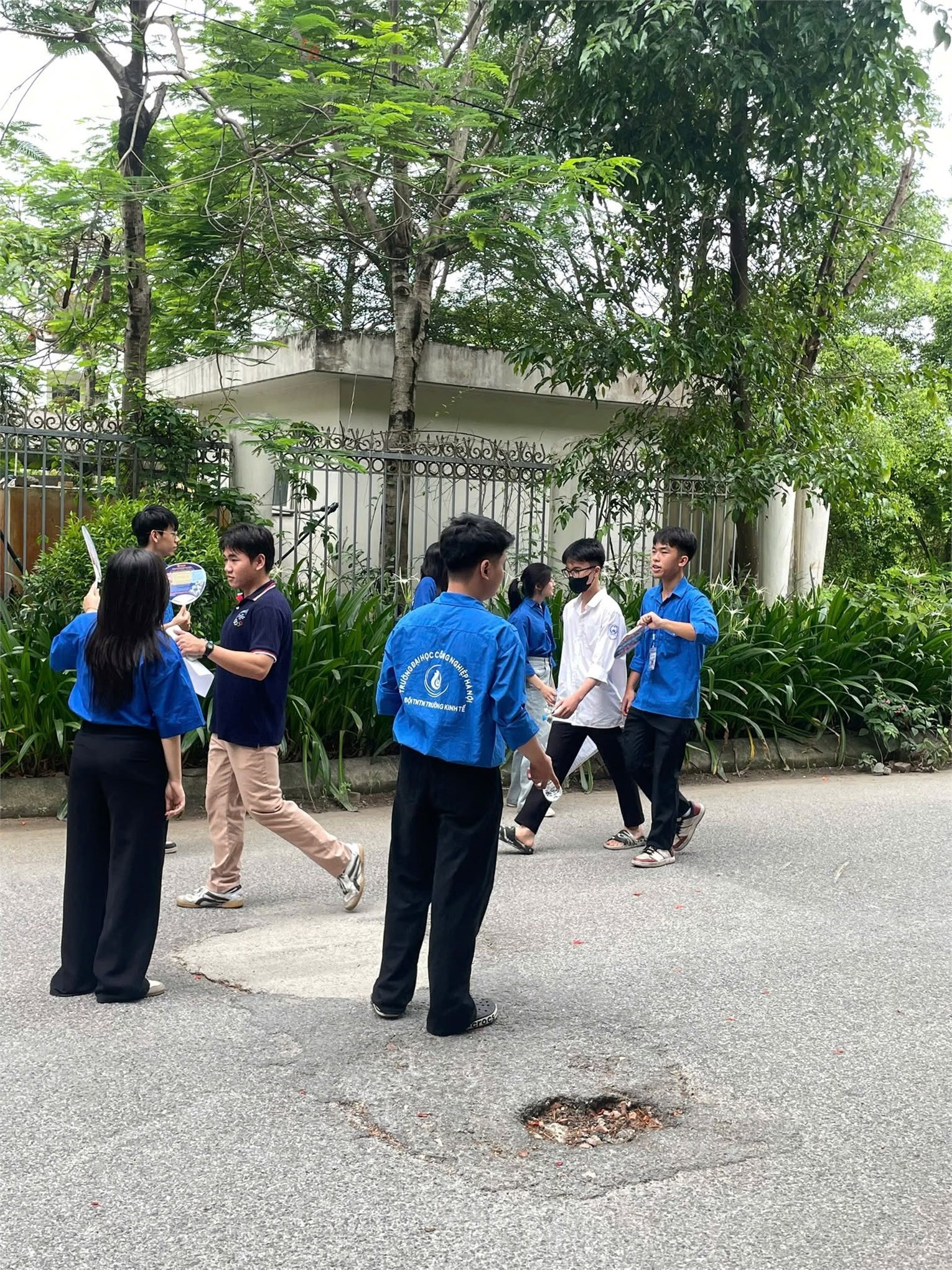 Tuổi trẻ HaUI đồng hành cùng sĩ tử trong chiến dịch `Mùa hè Thanh niên tình nguyện 2026`