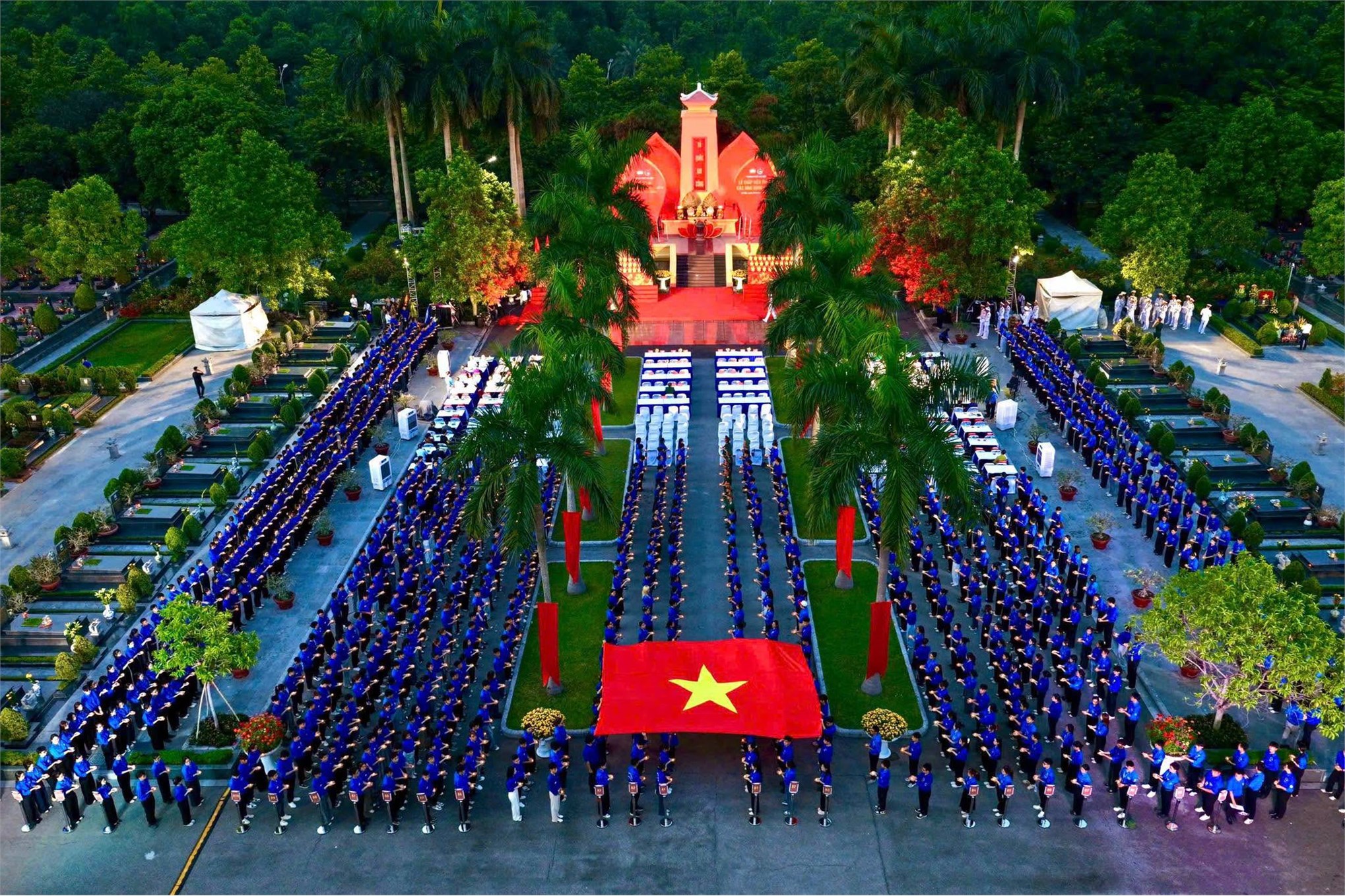 Tuổi trẻ HaUI thắp nến tri ân các anh hùng liệt sĩ