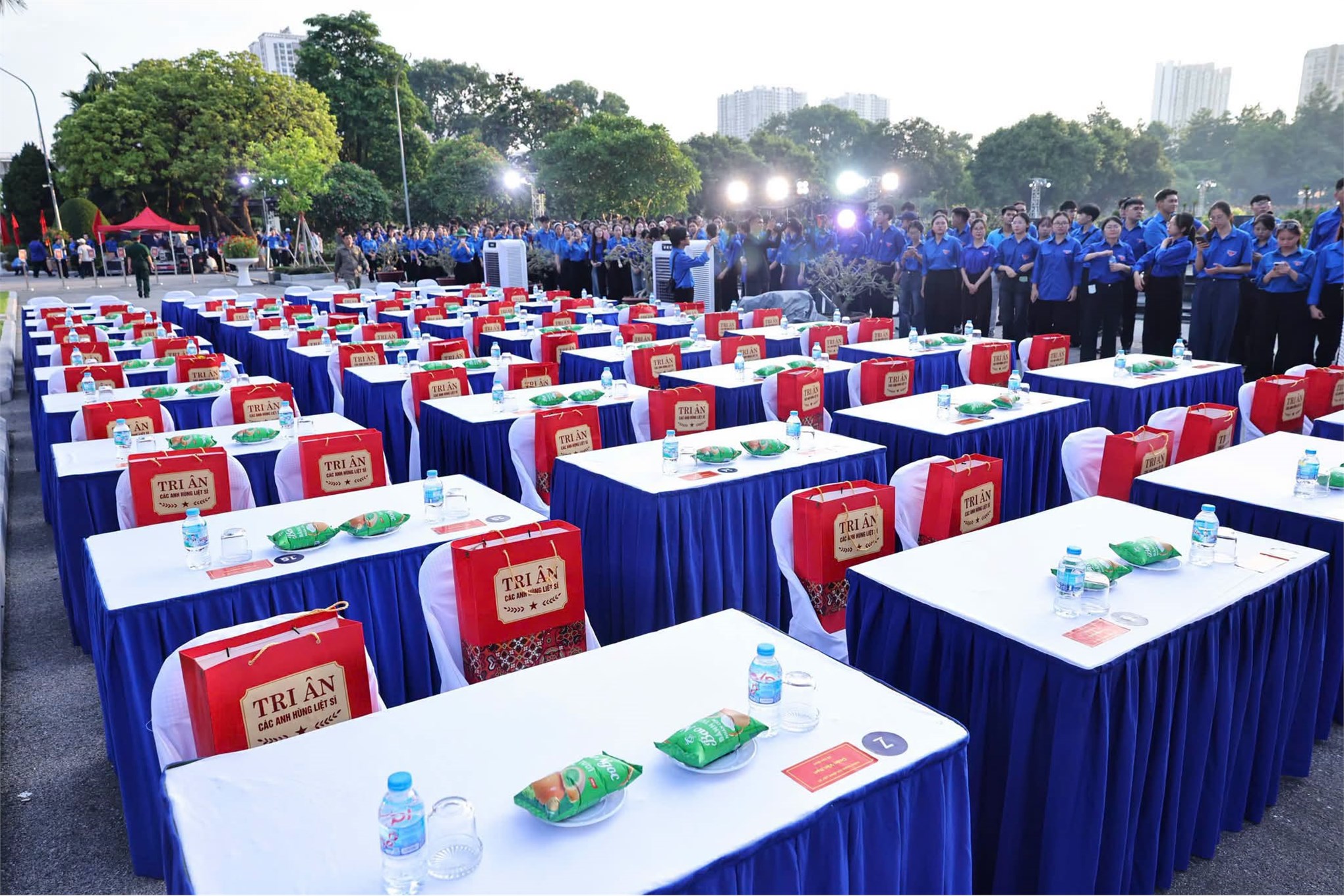 Tuổi trẻ HaUI thắp nến tri ân các anh hùng liệt sĩ