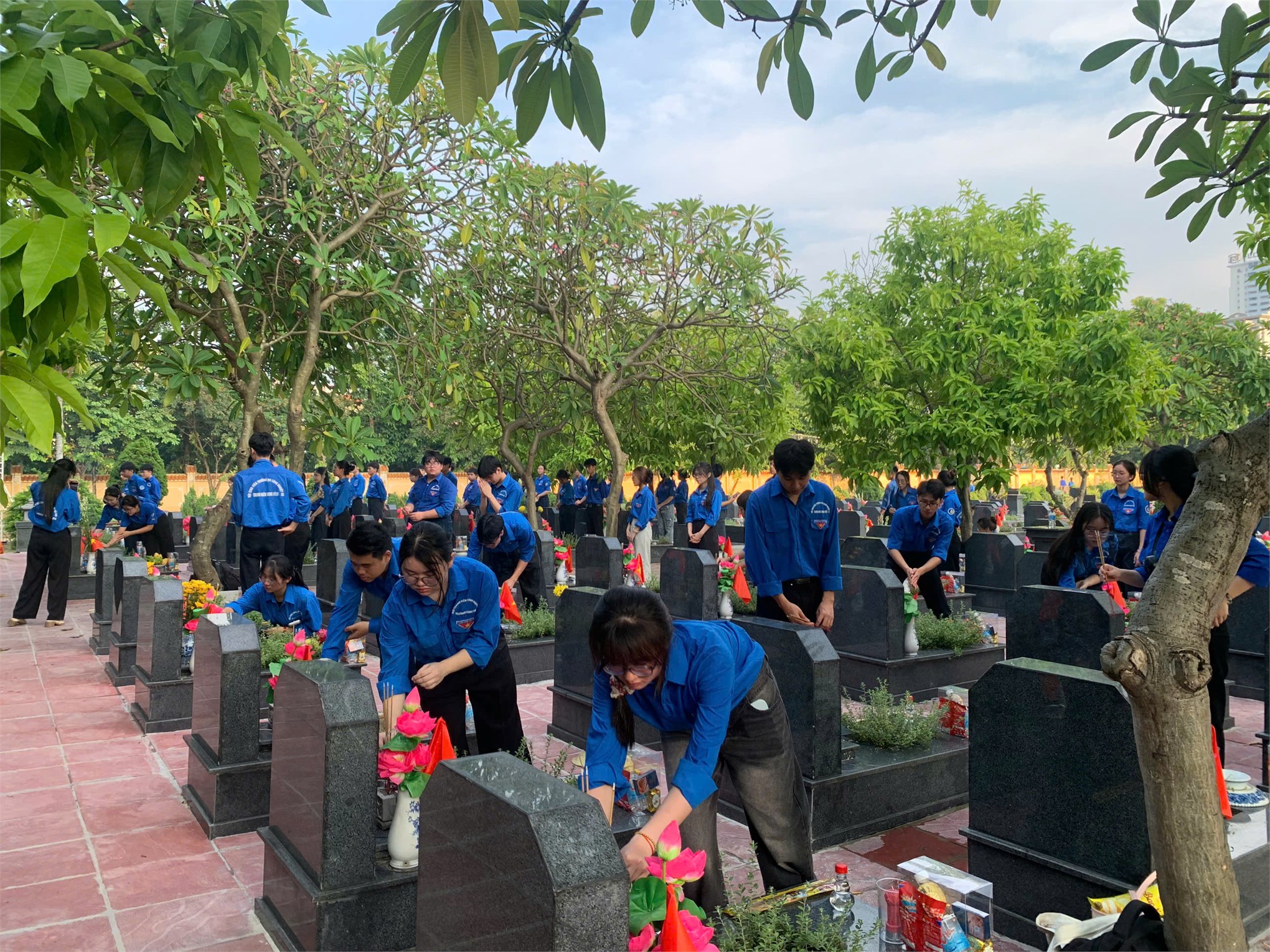 Tuổi trẻ HaUI thắp nến tri ân các anh hùng liệt sĩ