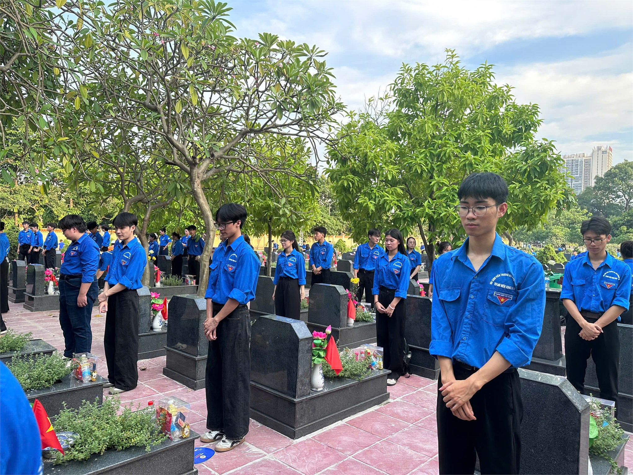 Tuổi trẻ HaUI thắp nến tri ân các anh hùng liệt sĩ