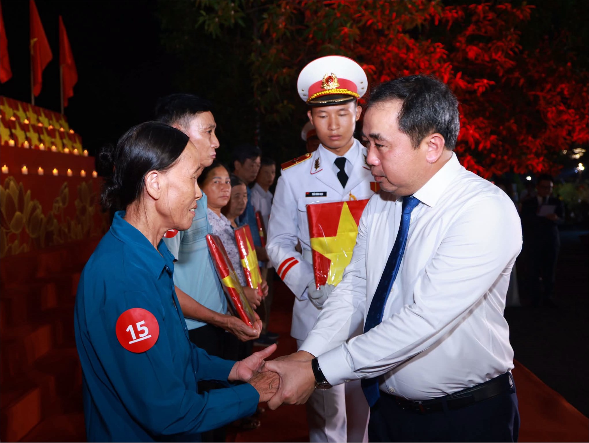 Tuổi trẻ HaUI thắp nến tri ân các anh hùng liệt sĩ