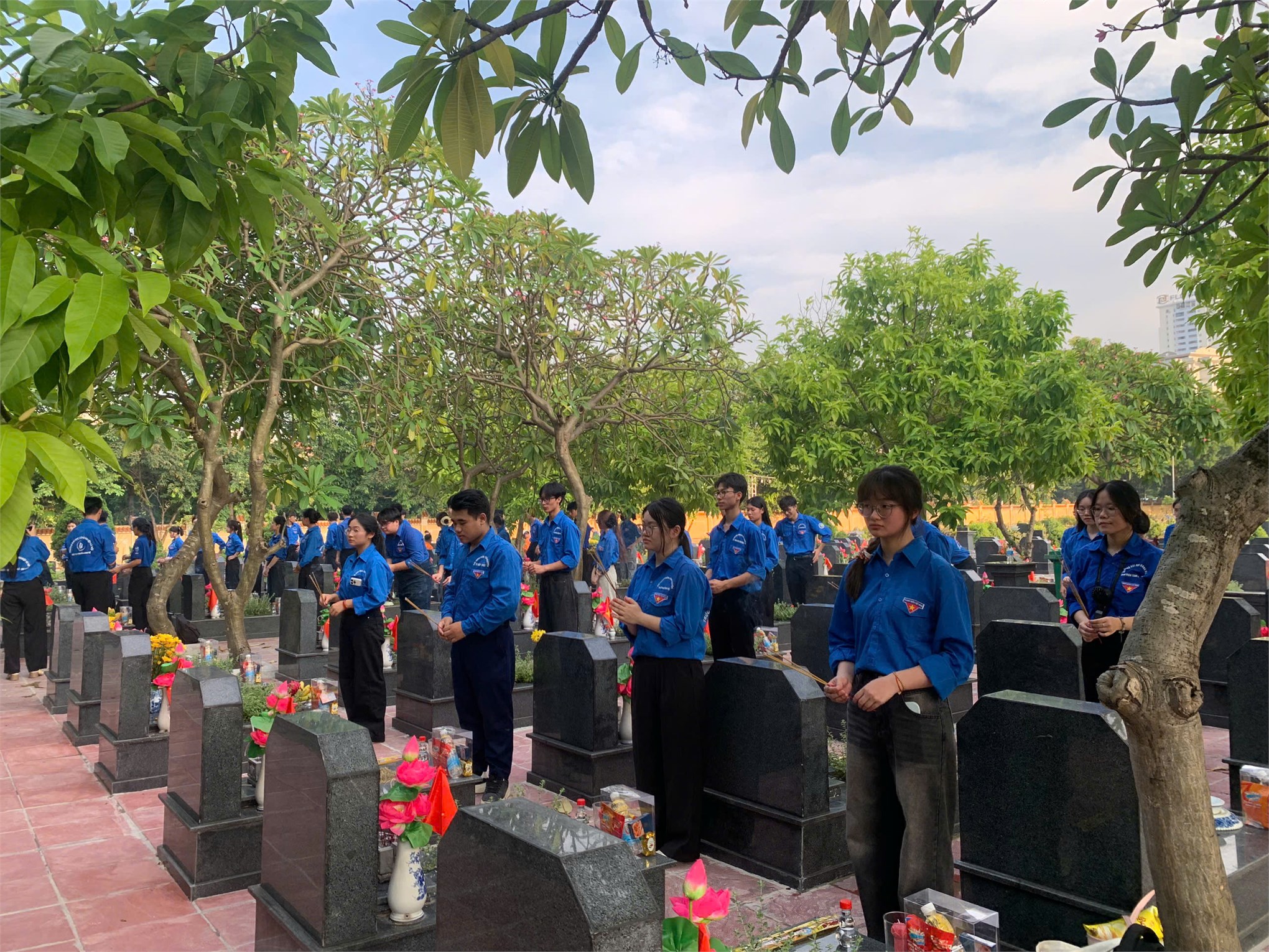 Tuổi trẻ HaUI thắp nến tri ân các anh hùng liệt sĩ