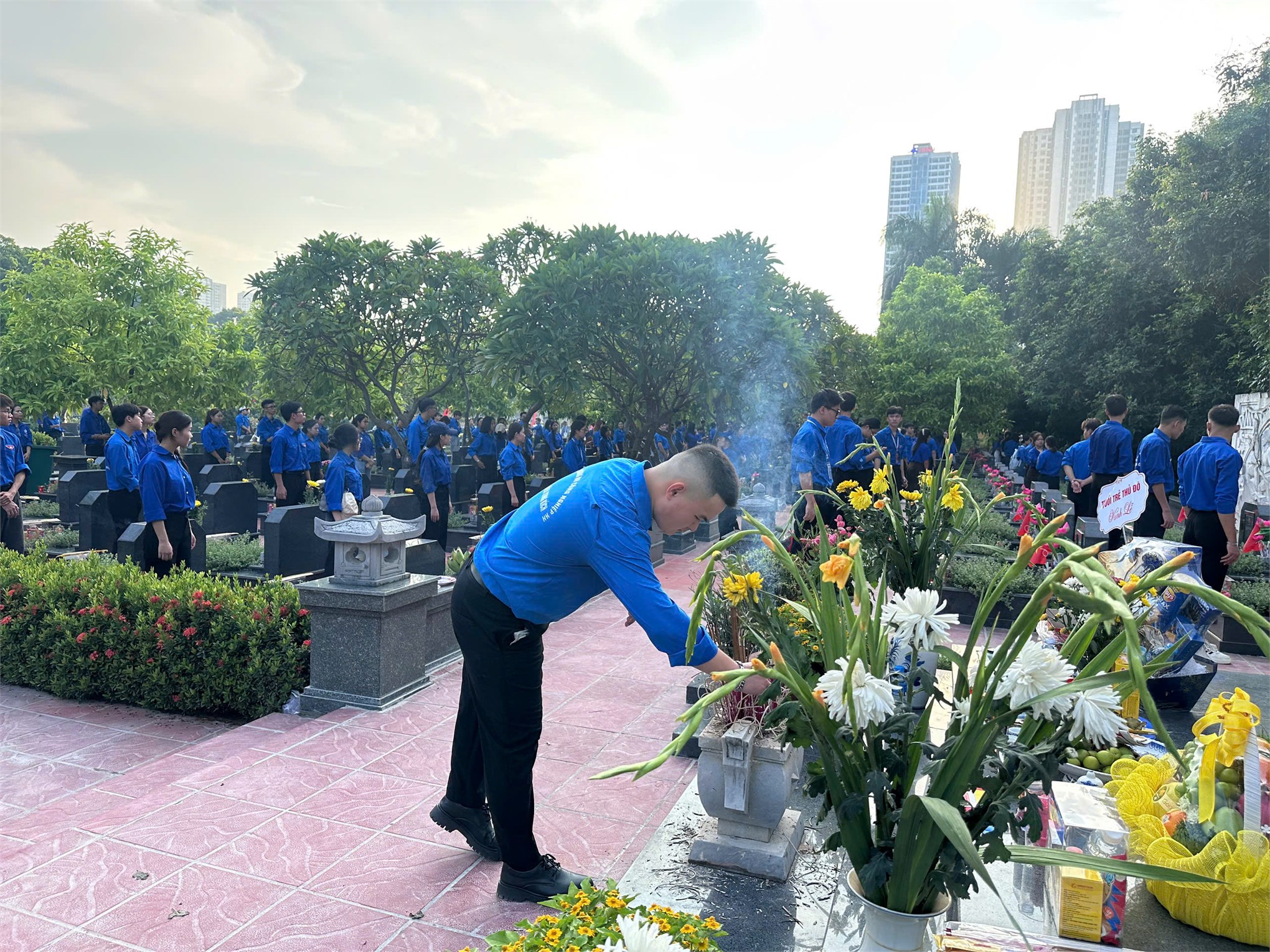 Tuổi trẻ HaUI thắp nến tri ân các anh hùng liệt sĩ