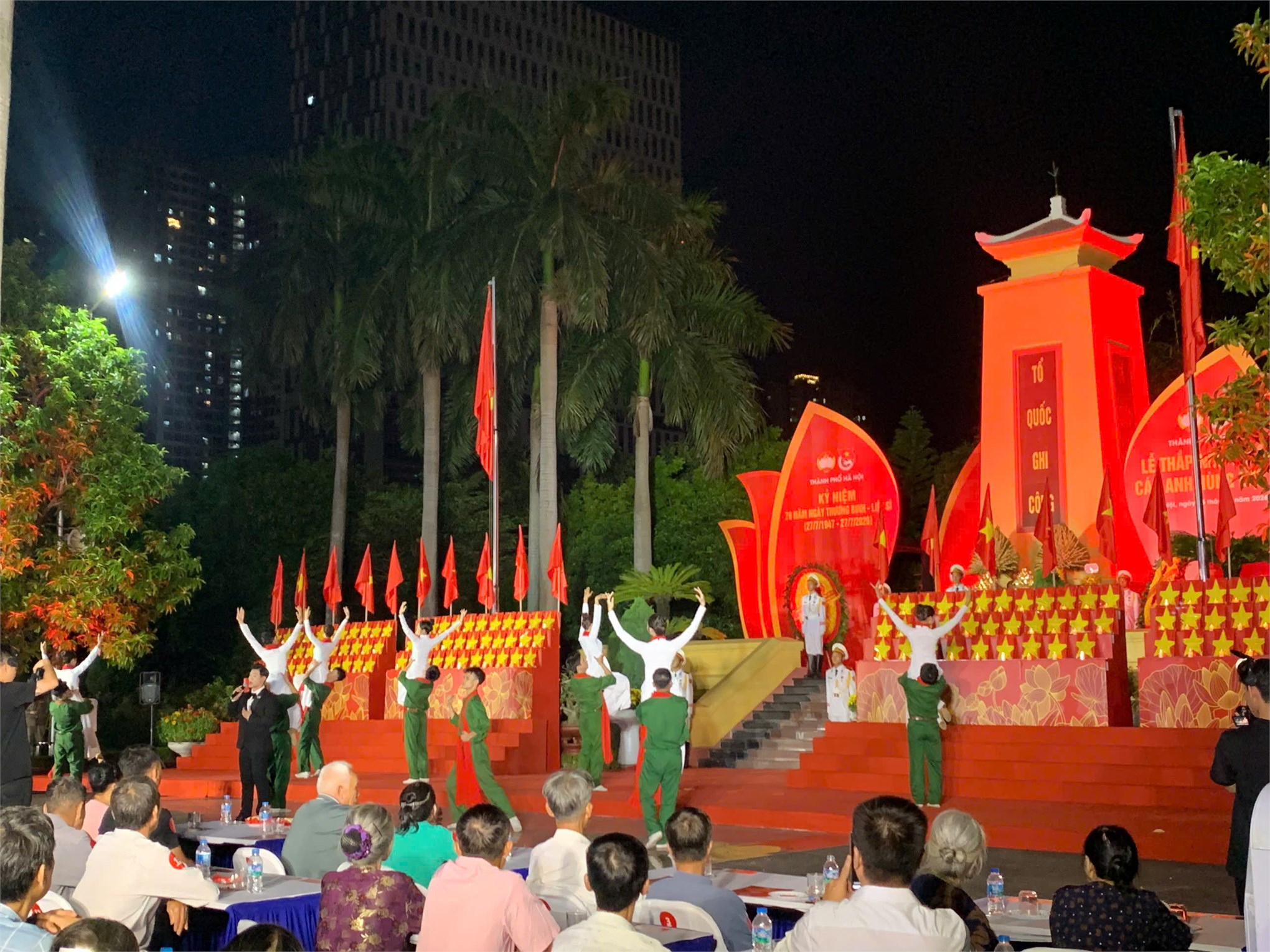 Tuổi trẻ HaUI thắp nến tri ân các anh hùng liệt sĩ