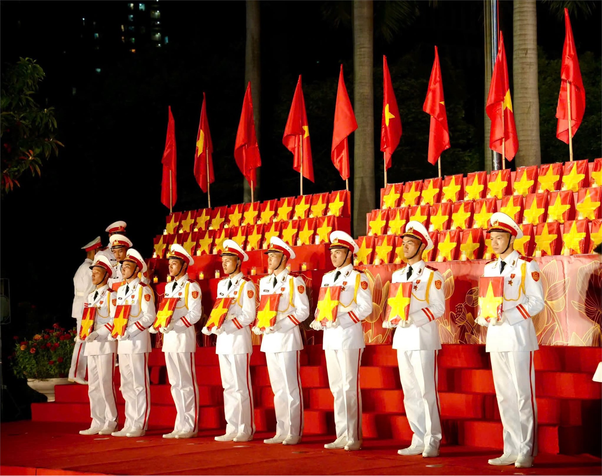 Tuổi trẻ HaUI thắp nến tri ân các anh hùng liệt sĩ