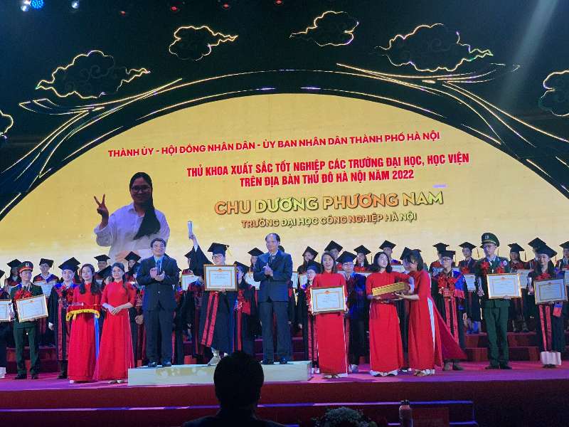 2 Thủ khoa tốt nghiệp xuất sắc Đại học Công nghiệp Hà Nội được Thành phố Hà Nội tuyên dương năm 2022