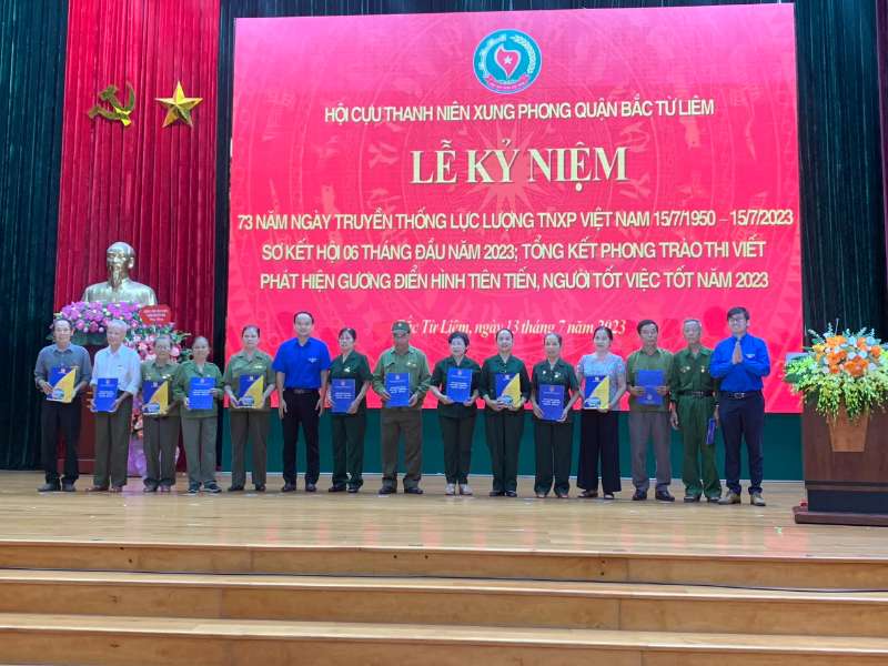 Đoàn trường ĐH Công nghiệp Hà Nội tham dự và trao tặng quà tại Lễ kỉ niệm 73 năm ngày truyền thống lực lượng TNXP Việt Nam (15/7/1950 - 15/7/2023)