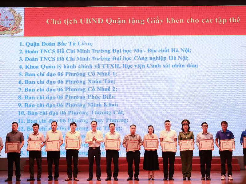Đoàn Trường ĐH Công nghiệp Hà Nội nhận giấy khen của UBND Quận Bắc Từ Liêm
