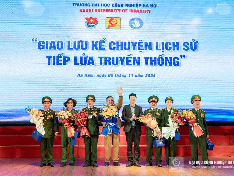 Giao lưu “Tiếp lửa truyền thống - Kể chuyện lịch sử”