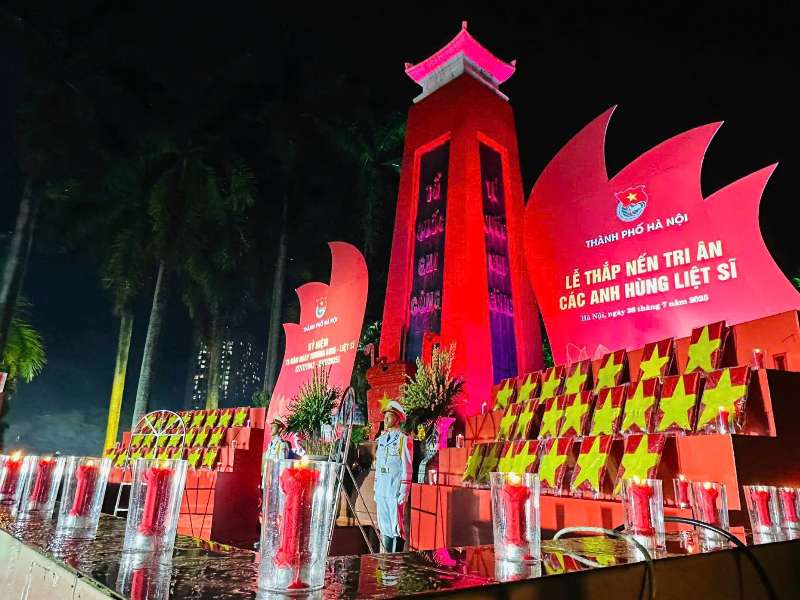 Tuổi trẻ Đại học Công nghiệp Hà Nội thắp nến tri ân kỷ niệm 78 năm Ngày Thương binh - Liệt sĩ (27/7/1947 – 27/7/2025)