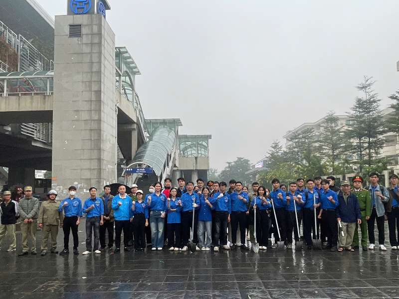 Tuổi trẻ HaUI đồng hành cùng công an phường Tây Tựu vì những tuyến phố văn minh, sạch đẹp