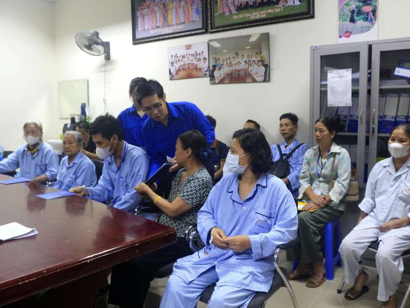Tuổi trẻ Đại học Công nghiệp Hà Nội trao tặng các suất quà cho bệnh nhân tại Viện huyết học truyền máu TW
