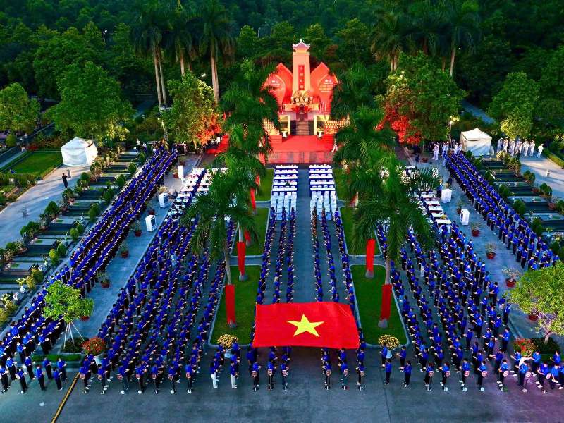 Tuổi trẻ HaUI thắp nến tri ân các anh hùng liệt sĩ